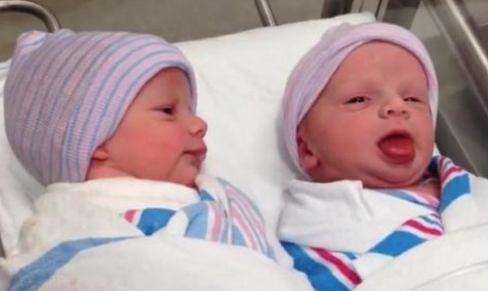 ŠOK: TATO DVOJČATA ZAČALA MLUVIT UŽ HODINU PO PORODU Náhledový obrázek