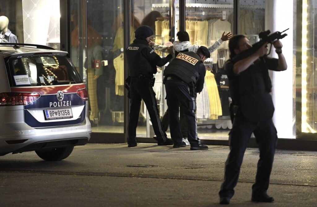 Teroristický útok ve Vídni: Videa ukazují, jak to tam vypadalo. 4 mrtvé, 15 zraněných Náhledový obrázek