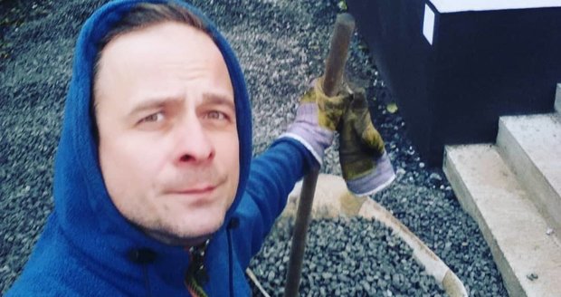 Hudební svět je v šoku: Ve věku 39 let zemřel kytarista Rybiček 48 nebo Divokýho Billa Náhledový obrázek