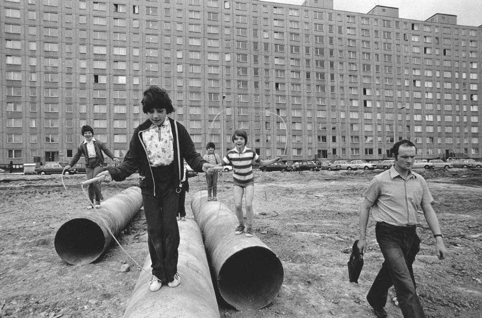 Jak v Česku vznikl fenomén obřích sídlišť připomínající králíkárny a jak se za socialismu vlastně žilo? Bylo to lepší? Náhledový obrázek