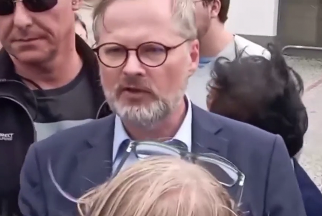 Fiala vyrazil mezi lidi a potkal své odpůrce. Takto to dopadlo Náhledový obrázek