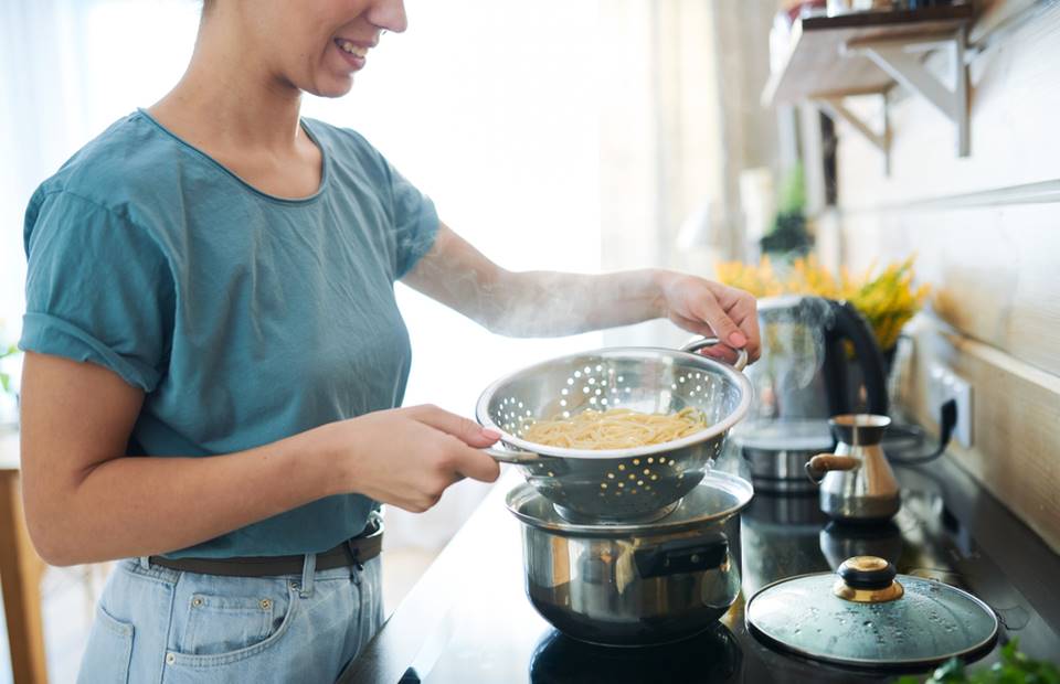 Celý život jsem používala cedník špatně. Tchýně mi ukázala tento daleko lepší způsob Náhledový obrázek