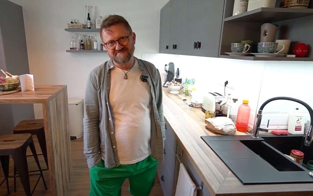 Karel Zima jásá radostí. Právě oznámil radostnou zprávu všem! Jeho modlitby byly vyslyšeny Náhledový obrázek