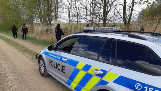 Tragédie na Rokycansku. Policie vyšetřuje smrt dívky (†15) s prostřelenou hlavou. Rána vyšla z pistole jejího táty Náhledový obrázek