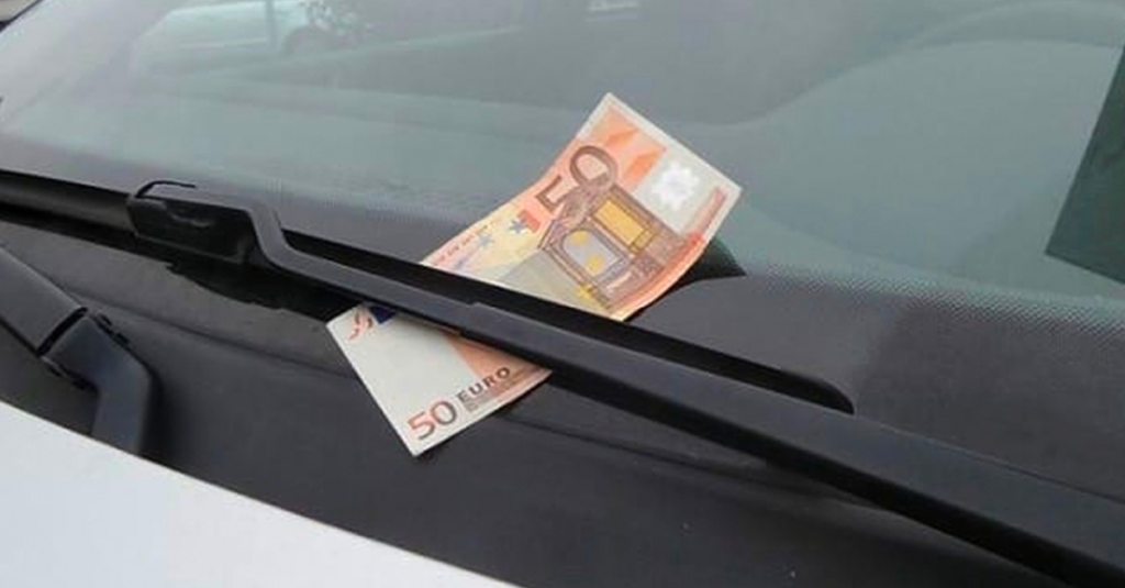 Pokud objevíte za stěračem bankovku, neberte ji. Tohle to totiž znamená Náhledový obrázek