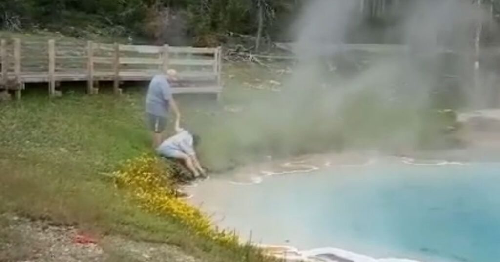 Turistka překročila všechny hranice a dala ruku do vroucího gejzíru. Všichni kolem ztuhli Náhledový obrázek