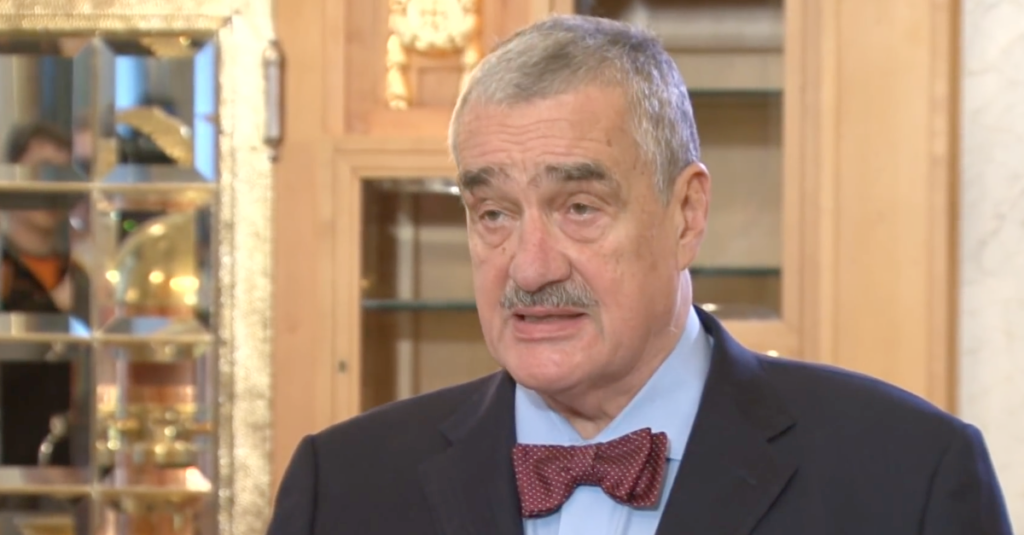 Karel Schwarzenberg je v péči lékařů. Leží zavřený a nikam nemůže. Tohle se mu stalo Náhledový obrázek
