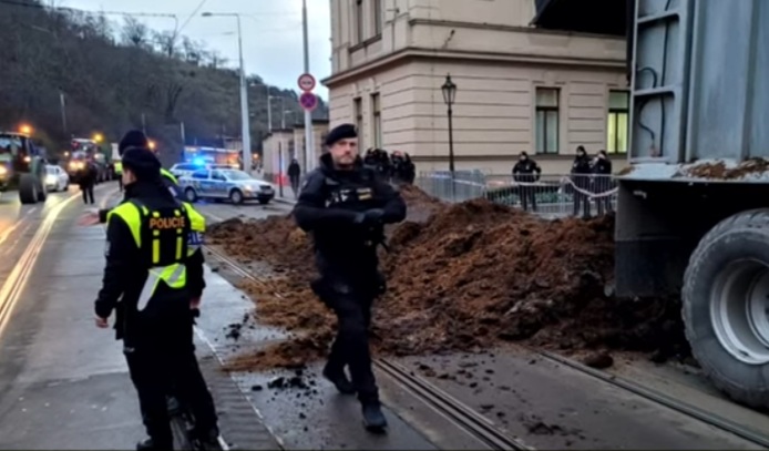 Praha je epicentrem protestů. Před úřad vlády vysypali nespokojení občané hnůj Náhledový obrázek
