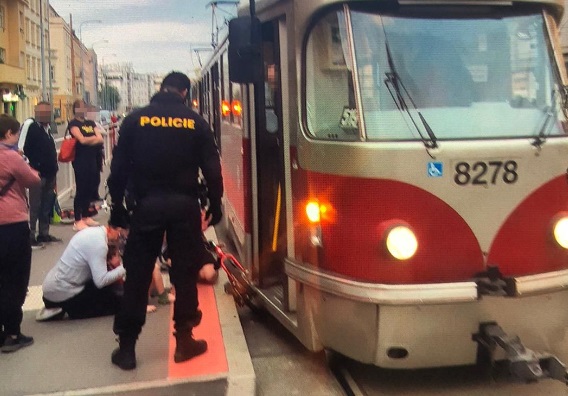 Mladík (15) měl v tramvaji ukrást dívce telefon. Hrozí mu až 5 let vězení Náhledový obrázek