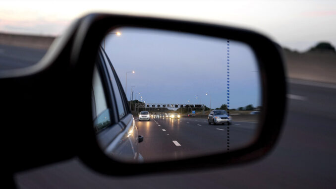 Ilustracja lusterka asferycznego z zaznaczonymi czarnymi paskami i martwym polem.