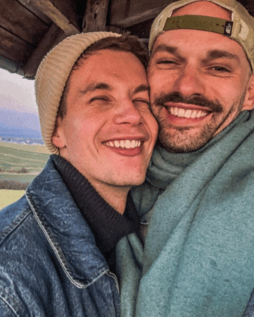 Tajná svatba a nové příjmení! Daniel Krejčík začal nový život po boku muže svých snů Náhledový obrázek