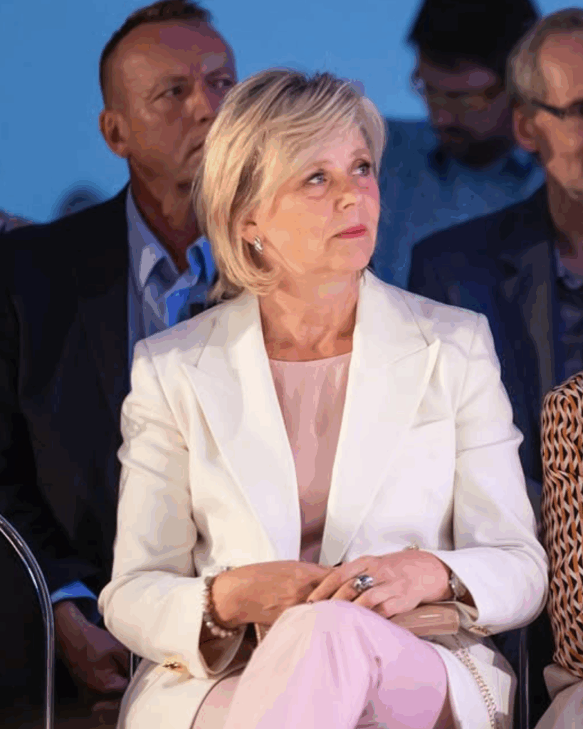 První dáma šokovala! Eva Pavlová oslnila Brno svou pohodovou elegancí a nečekanou volbou obuvi Náhledový obrázek