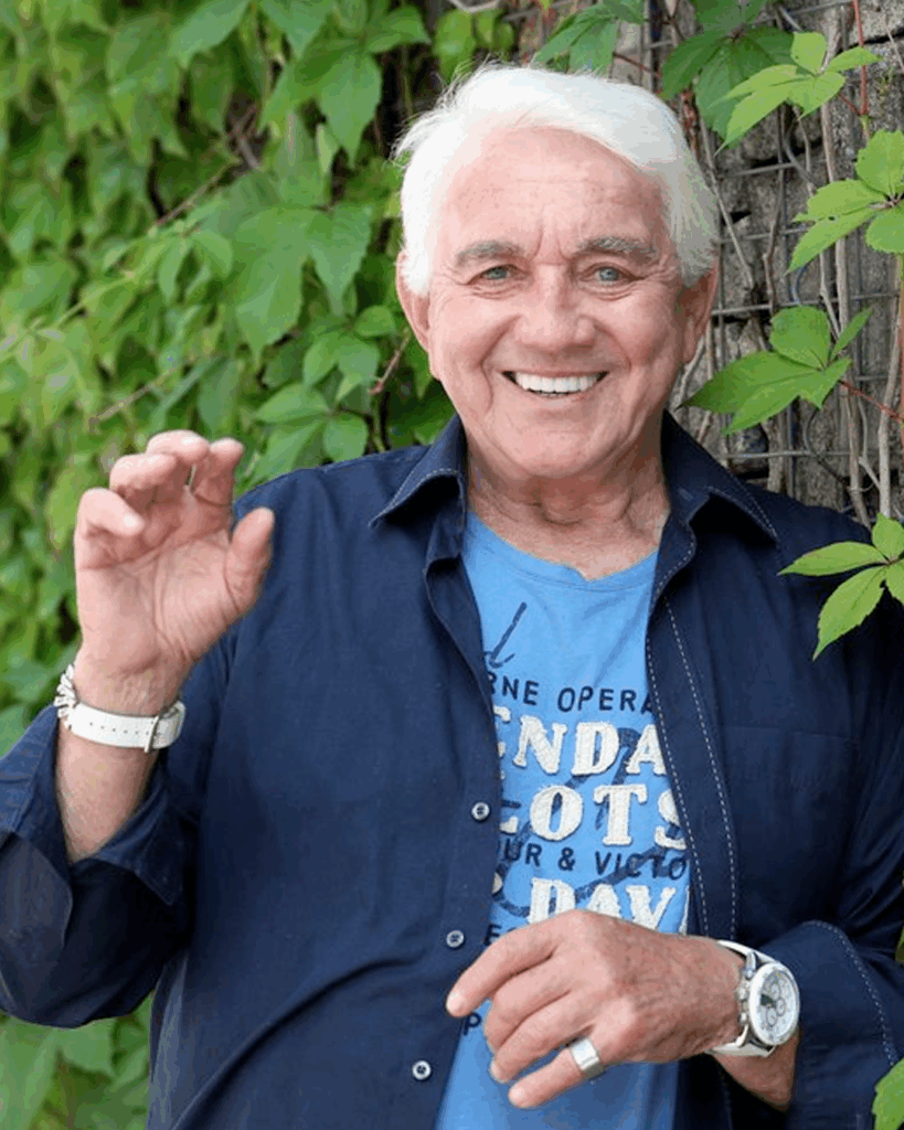 Tahanice o Jiřího Krampola (†87) nekončí: Chystají mu druhý pohřeb! Přesně měsíc po tom prvním… Náhledový obrázek