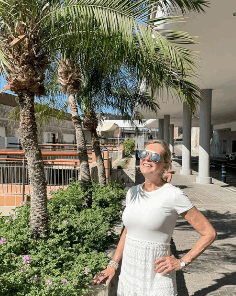 78letá Helena Vondráčková v bílém županu: Legenda popmusic prchla z Česka a ukázala, jak odpočívá Náhledový obrázek