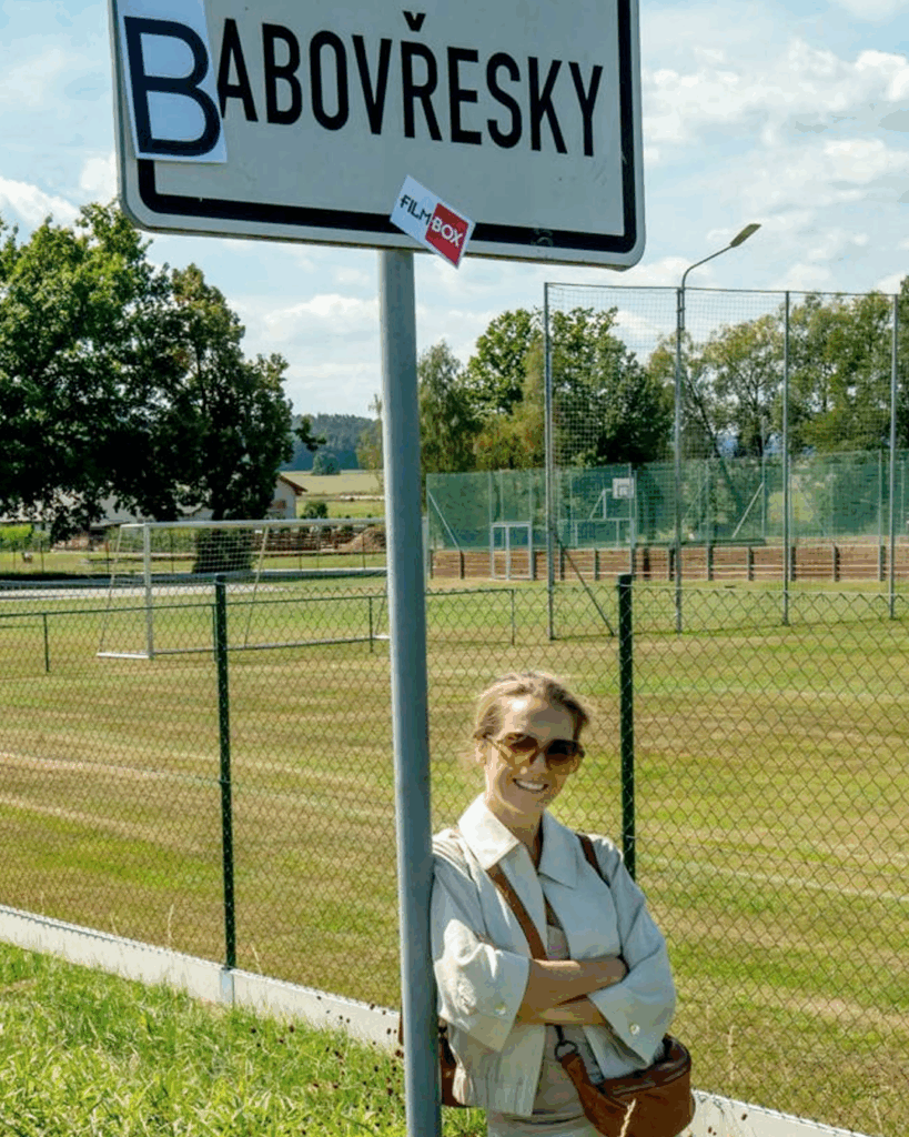 Lucie Vondráčková se vrátila na místa natáčení Babovřesk: Po deseti letech stále budí pozornost Náhledový obrázek