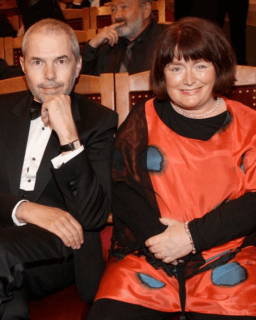 Marek Eben zazářil po boku manželky: Markéta Fišerová okouzlila v červených šatech Náhledový obrázek