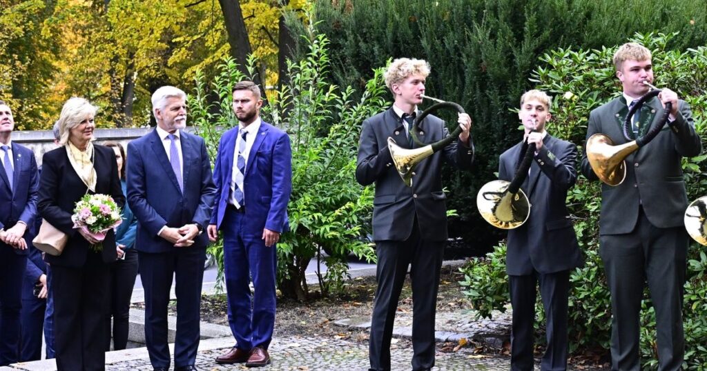 Petr Pavel a Eva v Ústecku: Trubači zpříjemnili setkání se studenty o povinné vojně Náhledový obrázek