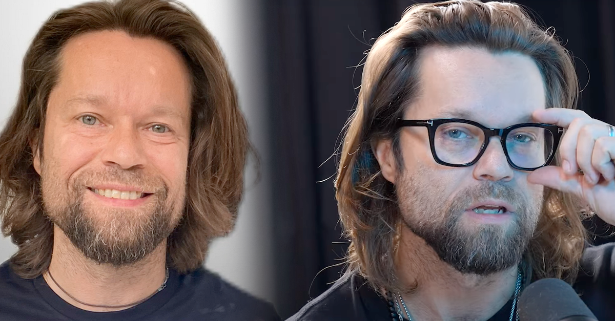 Extravagantní Krajčo na Slavících znovu strhl pozornost: Rudý oblek a dámské psaníčko zastínily ostatní Náhledový obrázek