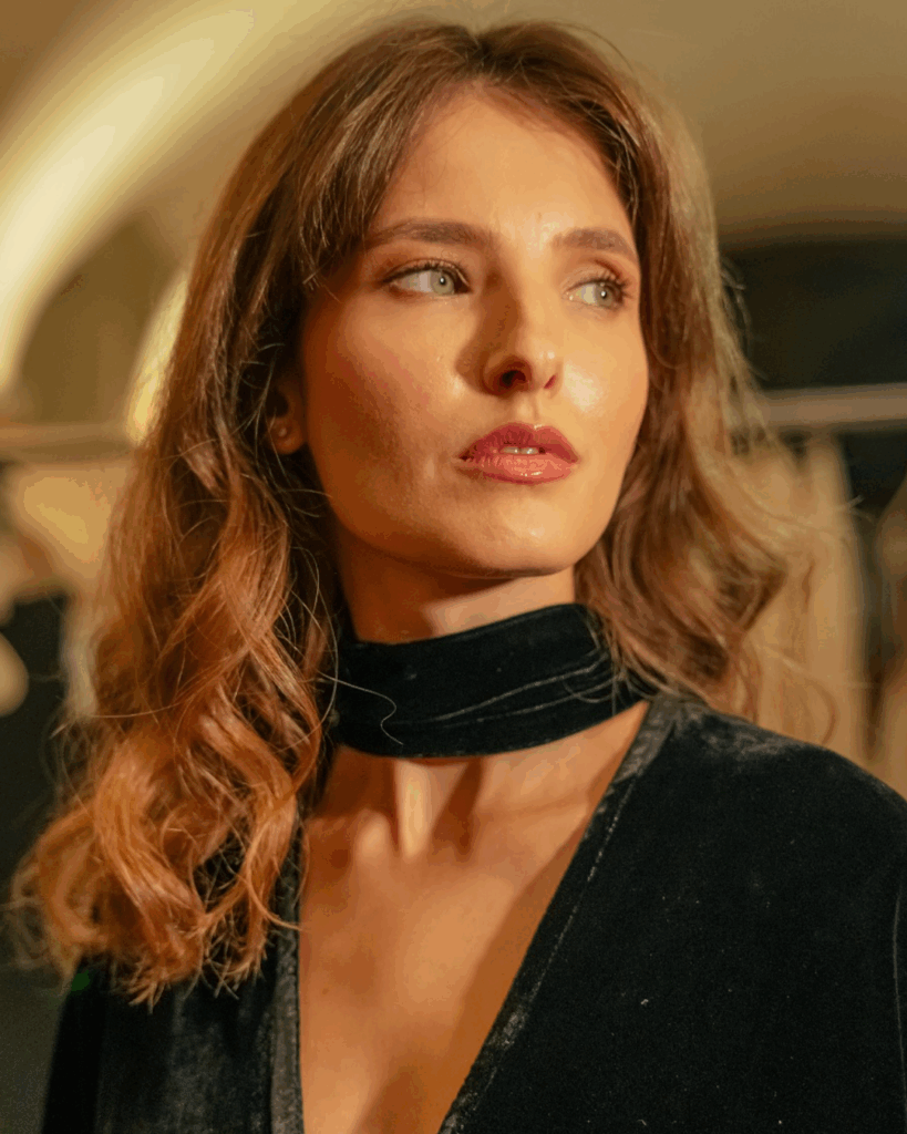 Sara Sandeva po nemoci ohromila v odvážných šatech na večírku! Náhledový obrázek